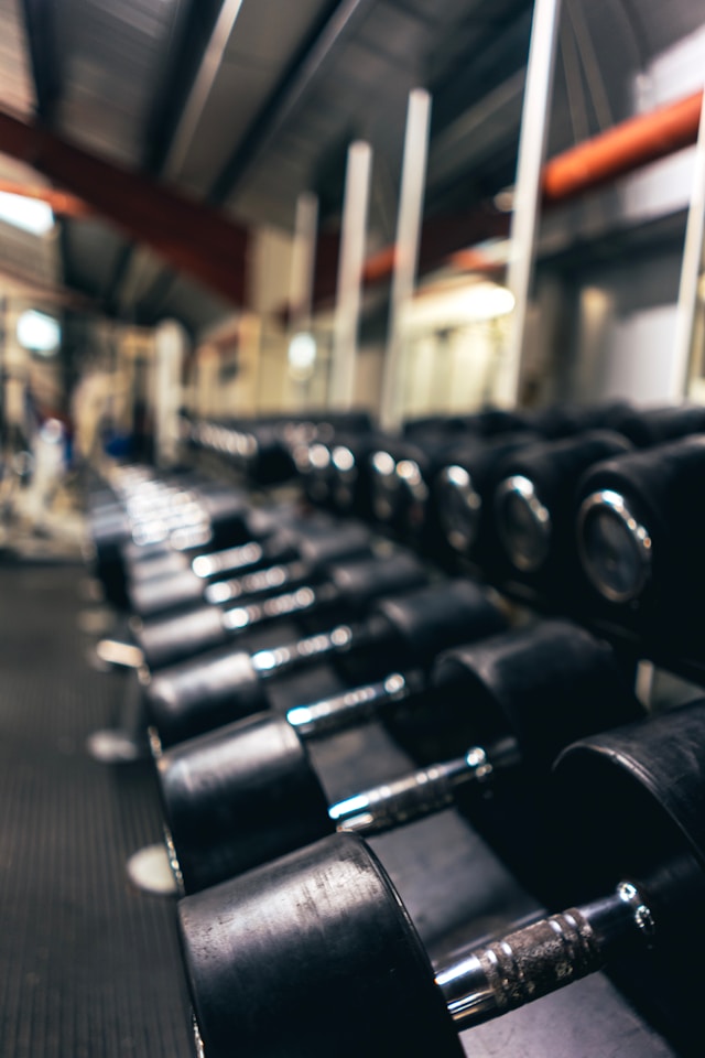 Fitnessstudio für Anfänger – Hanteln als Symbol für den Einstieg ins Training
