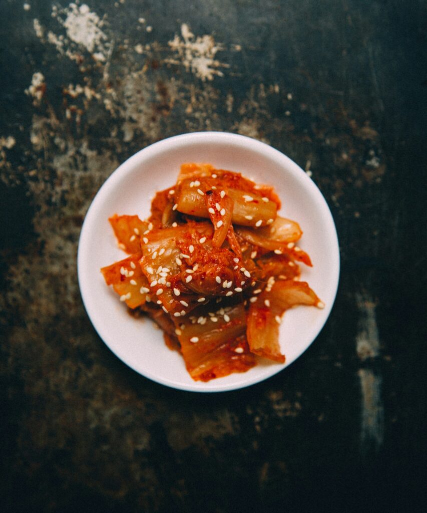 Kimchi mit Sesam in einer Schüssel – fermentierte Lebensmittel für den Darm